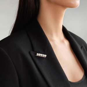 Brosa argint cu perle naturale albe si pietre DiAmanti SK23229BR_W-G (Argint 925‰ 2,2 g.)